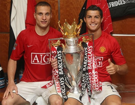 Vidic mong muốn C.Ronaldo về lại MU - 1 Vidic và Ronaldo cùng chiếc cúp vô địch Premier League 2009