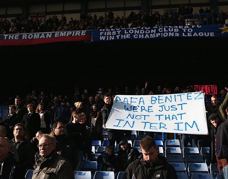 Từ băng rôn nhỏ (màu đỏ)...