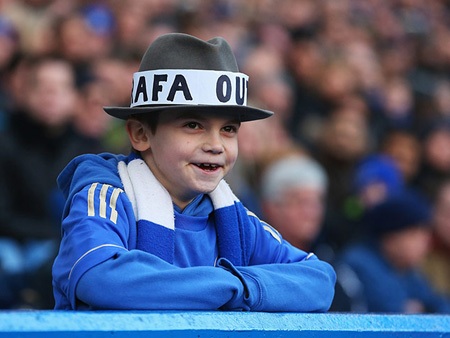 Một fan nhí với chiếc mũ quấn quanh khẩu hiệu muốn Benitez ra đi