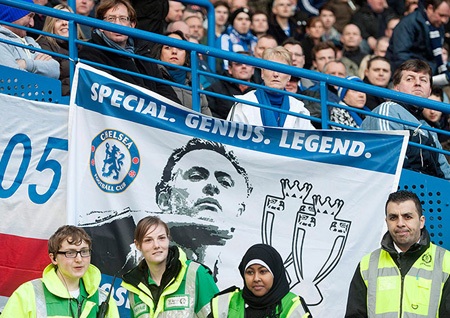 Mourinho mới là huyền thoại, còn Benitez chẳng là gì