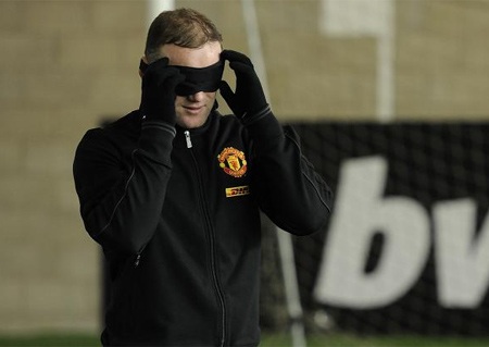 Huyền thoại Yorke, Cole so tài với các đàn em tại MU - 2 Để thực hiện các pha phối hợp và dứt điểm các cầu thủ phải bịt mắt