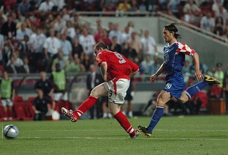 1 năm sau tại, Euro 2004, Rooney cũng thi đấu khá tốt bên cạnh người anh Michael Owen