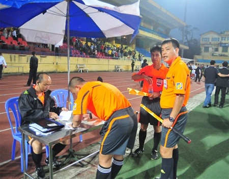 Trưởng BTC Trần Duy Ly: “Nhiều trọng tài đã mắc sai sót” - 1 Công tác trọng tài ngay ở vòng đầu đã nổi sóng