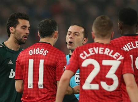 MU “quẫn trí” sau thất bại trước Real Madrid - 1 Quyết định đuổi Nani của trọng tài Cuneyt Cakir đang bị phản ứng mạnh mẽ