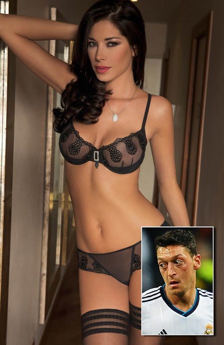 WAGs MU và Real Madrid: Đội hình nào chiến thắng? - 19 Aida Yéspica - Mesut Ozil