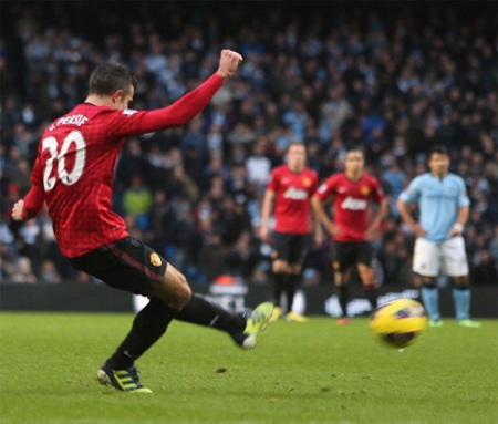 Các trận derby Manchester hấp dẫn và kịch tích nhất - 1 Van Persie ghi bàn thắng ấn định cho MU ở lượt đi