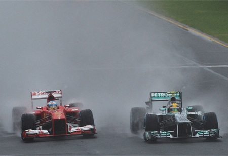 Alonso giành chiến thắng trên đường đua Thượng Hải - 3 Hamilton đã không thể giữ được vị trí trước sự tấn công mạnh mẽ của Alonso