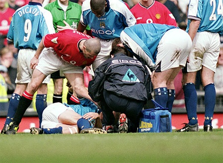 Các trận derby Manchester hấp dẫn và kịch tích nhất - 4 Alfie-Inge Haaland phải giải nghệ sau cú vào bóng của Keane