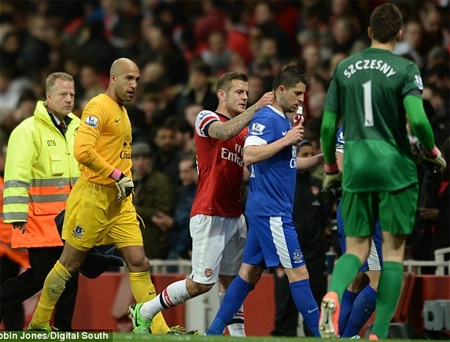 “Sao” Arsenal và Everton giở trò xấu trong đường hầm - 2 Wilshere nhanh chóng túm gáy đối phương trả đũa