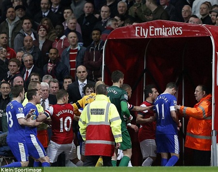 “Sao” Arsenal và Everton giở trò xấu trong đường hầm - 4 Phải cần đến những cái đầu lạnh thì xung đột mới không tiếp diễn