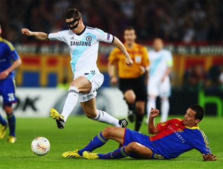 Torres cũng để lại dấn ấn với cú sút vọt xà