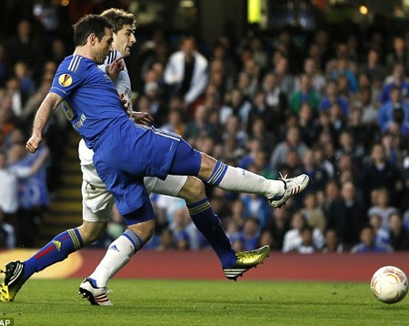 Luiz lập siêu phẩm, Chelsea hiên ngang vào chung kết - 2 Tốc đột trận đấu được đẩy cao ngay từ đầu