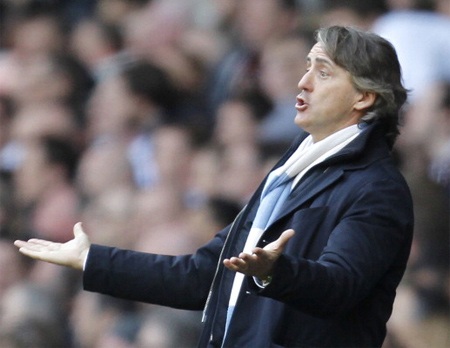 Man City thua đau Totttenham: 6 phút 22 giây khiến nhà vô địch tan nát - 2 Mancini dường như cũng bị cóng khi phải làm khách trên sân Tottenham