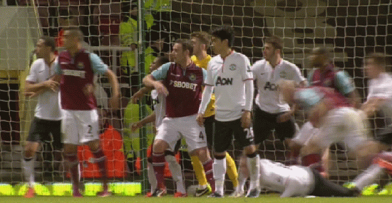 Ferguson tức giận vì trọng tài không đuổi Carroll