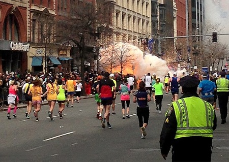 Khi dòng người đang tiến về đích thì vụ nổ xảy ra