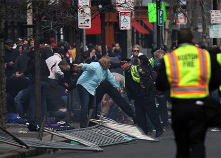 Một người phụ nữ cần tới sự trợ giúp của cảnh sát