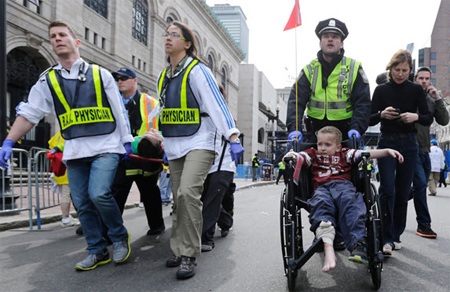 Người bị thương được đưa đi cấp cứu