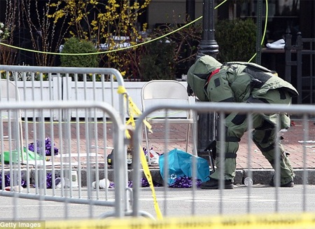 Nhân viên rà phá bom mìn kiểm tra các điểm nghi vấn còn chất nổ