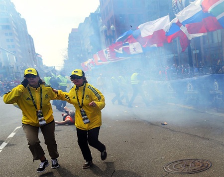 Các nhân viên làm việc tại cuộc đua cũng không khỏi choáng váng