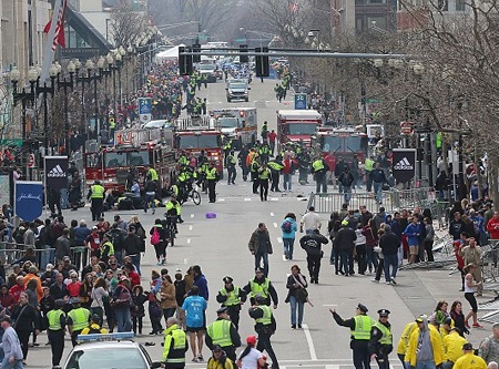 Cảnh sát khám nghiệm hiện trường vụ nổ