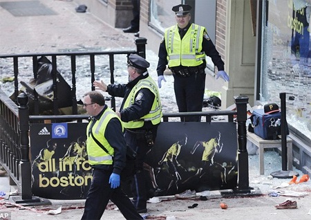 Cảnh sát khám nghiệm hiện trường vụ nổ