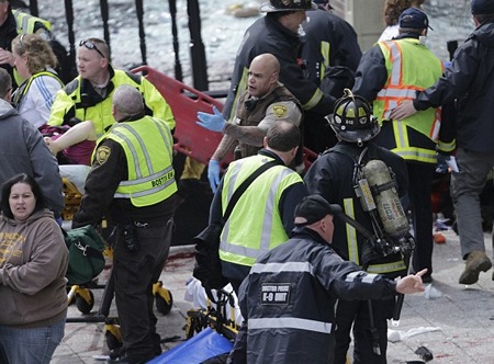 Dư chấn của vụ nổ khiến cho cửa kính của cửa hàng gần đó bị vỡ nát