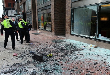 Dư chấn của vụ nổ khiến cho cửa kính của cửa hàng gần đó bị vỡ nát