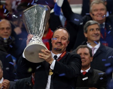 Benitez sắp rời Chelsea: Cái kết có hậu - 1 Benitez đã có chiếc cúp đầu tiên cùng Chelsea