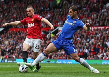 Mata lập công giúp Chelsea hạ gục MU - 3 Cleverley (trái) đã có một trận đấu thất vọng, anh phung phí hàng loạt cơ hội