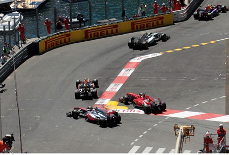 Perez cố gắng vượt qua Raikkonen