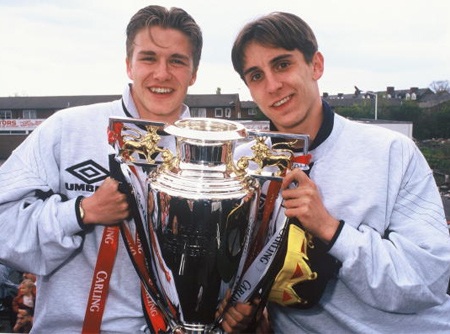 Bekham (thứ 2 hàng đầu từ phải qua) cùng các đồng đội giành cúp FA cho cầu thủ trẻ năm, 1992