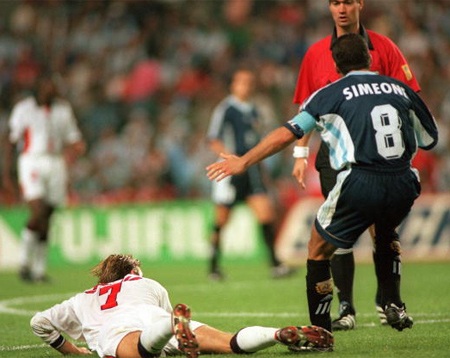 Tiền vệ mang áo số 7 ăn mừng pha sút phạt thành bàn vào lưới Colombia