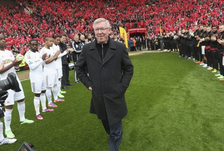 Trước trận vị chiến lược gia của MU được cầu thủ hai đội xếp thành hai hàng chào đón ông ra sân