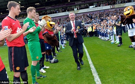 Ferguson ra sân trong sự chào đón nhiệt liệt của cầu thủ hai đội và các trọng tài