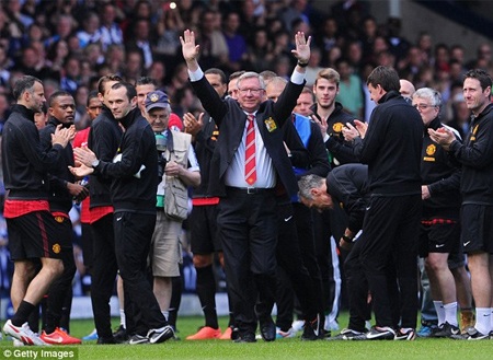 Ông vẫy chào CĐV của MU trước khi trận đấu bắt đầu