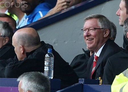 Vị chiến lược gia của MU đùa vui với linh vật của đội chủ nhà