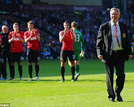 Sau trận đấu Ferguson lại thêm một lần xuống sân tri ân khán giả