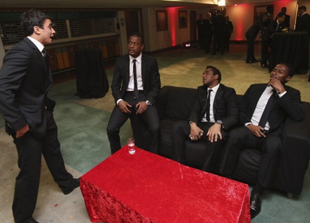 Các cầu thủ ngồi bên phòng chờ trước khi buổi lễ tổng kết mùa giải bắt đầu