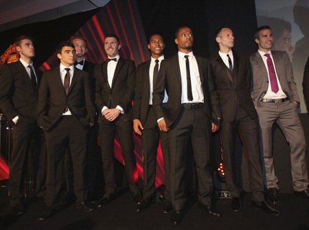 Dàn cầu thủ MU lịch lãm với đồng phục cùng màu, riêng Van Persie là khác biệt