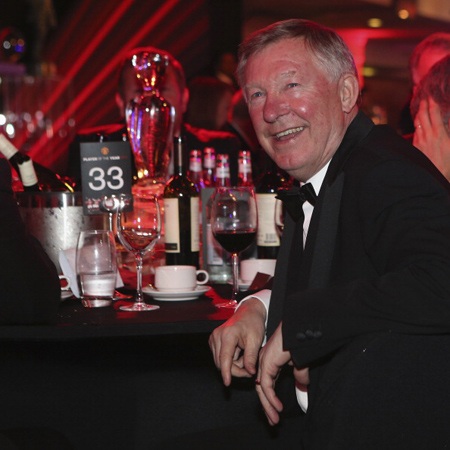 Ferguson trông như đang ở quầy bar hơn là ở lễ tổng kết mùa giải