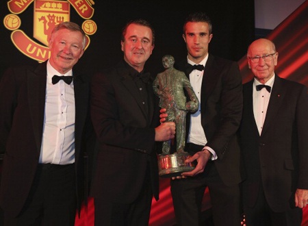 Van Persie nhận giải Cầu thủ xuất sắc nhất mùa giải do người hâm mộ bình chọn qua website CLB