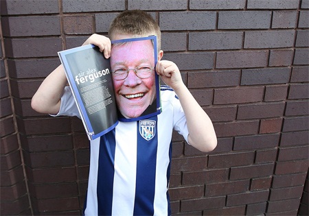 Một cổ động viên của West Brom khá hài hước giấu mặt sau bức hình của Alex Ferguson