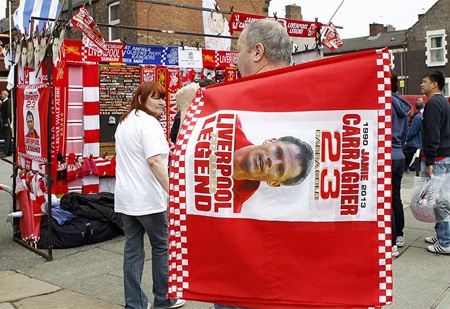 Một cổ động viên của West Brom khá hài hước giấu mặt sau bức hình của Alex Ferguson