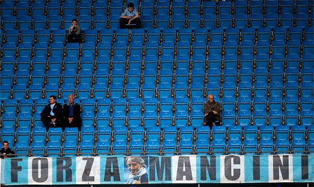 Một cổ động viên của West Brom khá hài hước giấu mặt sau bức hình của Alex Ferguson