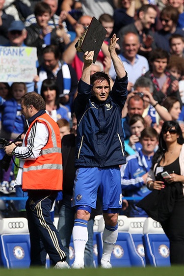 Một cổ động viên của West Brom khá hài hước giấu mặt sau bức hình của Alex Ferguson