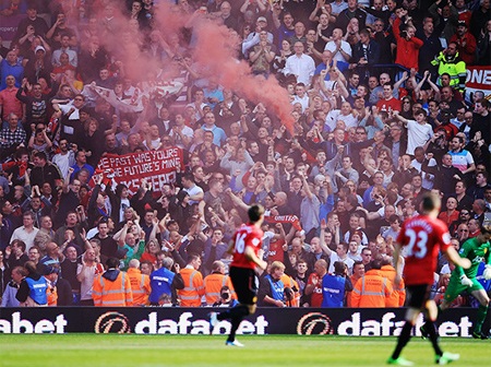 Pháo sáng xuất hiện trên khán đài The Hawthorns