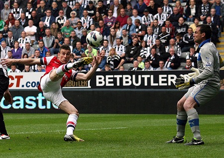 Koscielny giúp Arsenal khai thông bế tắc trước Newcastle