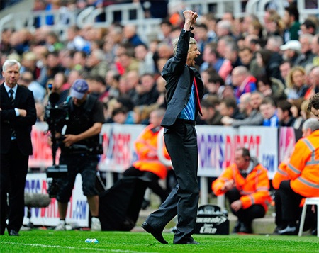 Wenger sung sướng khi đoàn quân của ông có chiến thắng và giữ vị trí thứ 4 chung cuộc