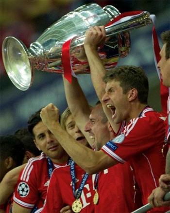 Đội hình xuất sắc nhất Champions League 2012/13 - 8 Hàng thủ của Dortmund đã thi đấu nhiều trận rất hay ở mùa giải năm nay và nổi bật nhất là