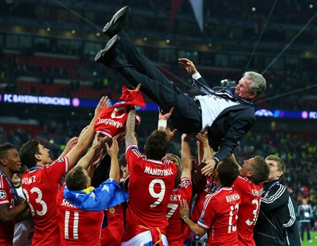 Các cầu thủ tung hô HLV Heynckes